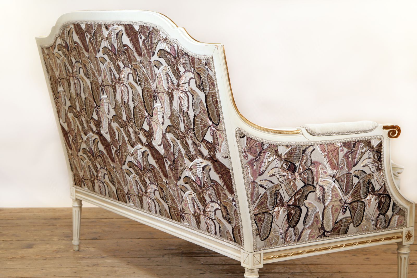 A Louis Style Canapé Settee In Holland & Sherry Velvet And Lizzo Embroidered Linen photo 3950.0
