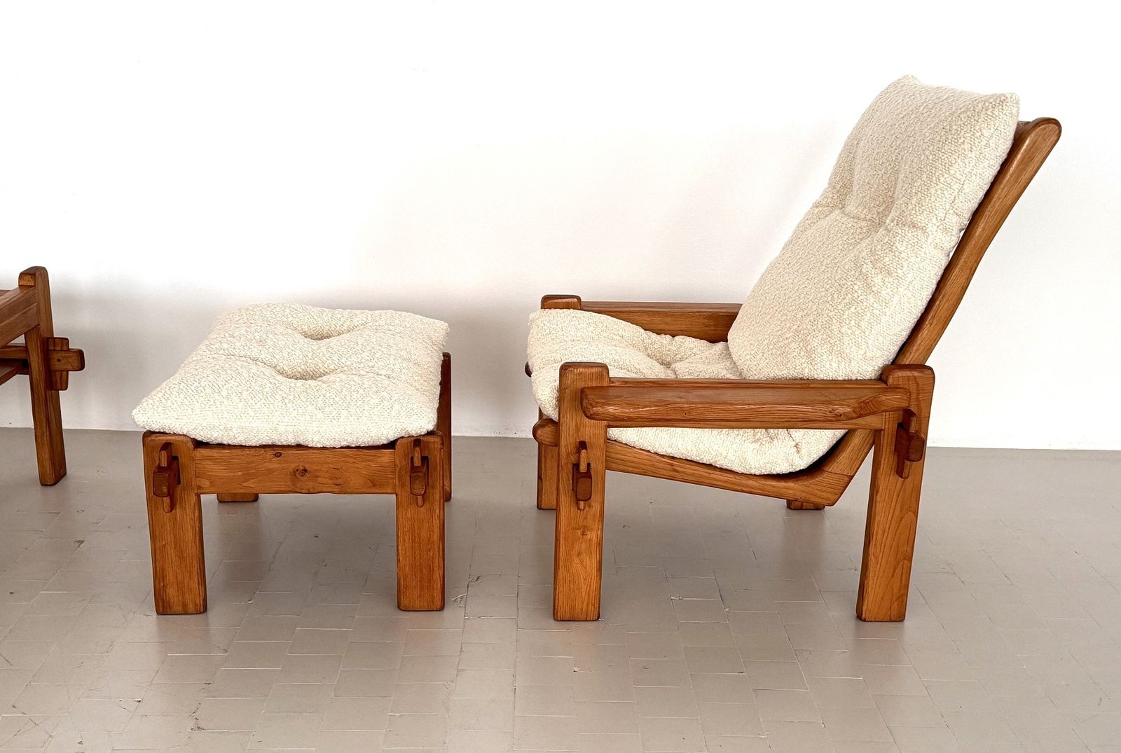 photo vintage Italian Country Living Room Set In Solid Oak With New Bouclé Upholstery, 1970s, Set Of 5 Pcs.