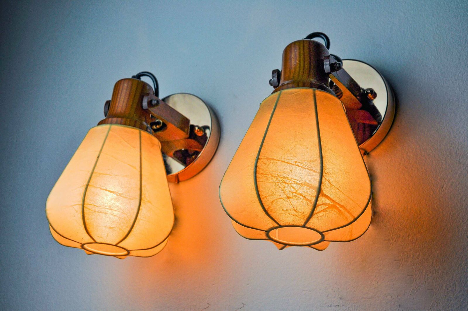 Pair Of Articulated "Cocoon" Wall Lights In Resin And Pine, Italy, 1970 photo buy