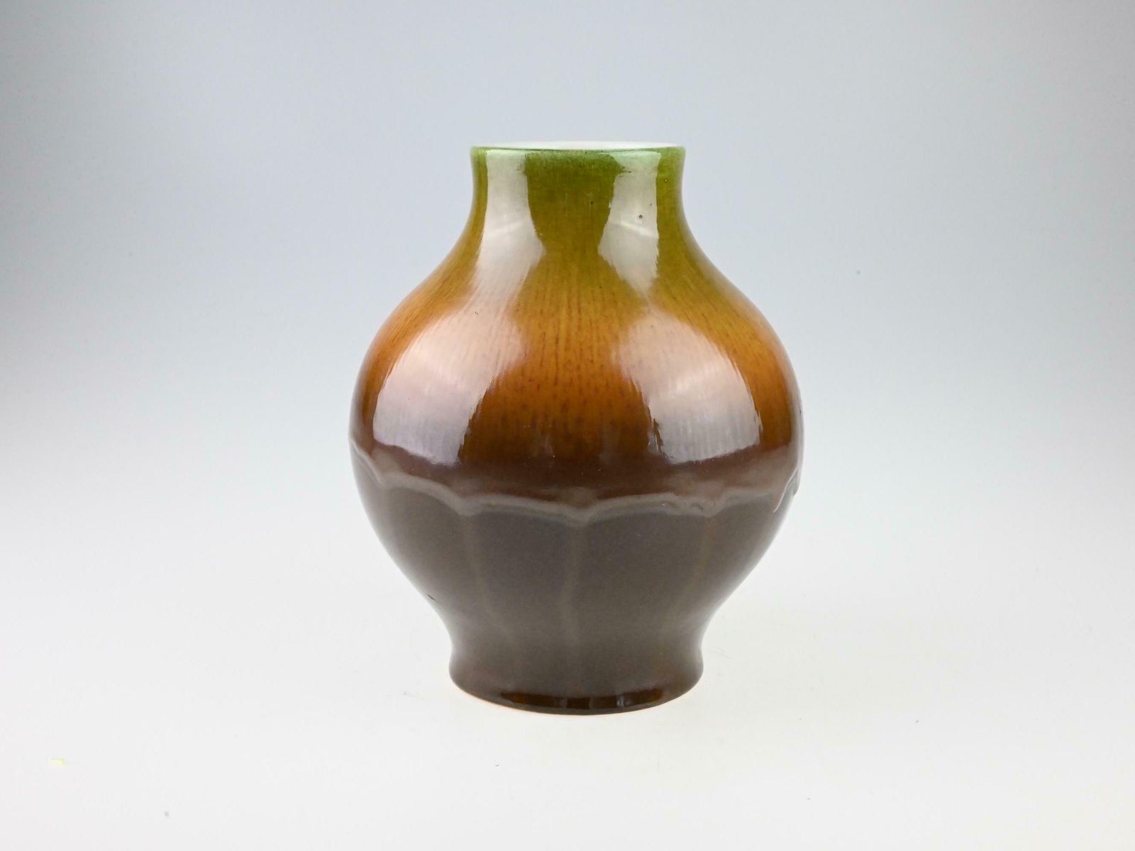 Vintage Tsjechisch keramisch vaasje, Keramika Kravsko, Tsjechisch aardewerk, rond keramisch vaasje, keramisch vaasje, aardewerken vaasje, mid-century vaasje, vintage vaasje photo furniture
