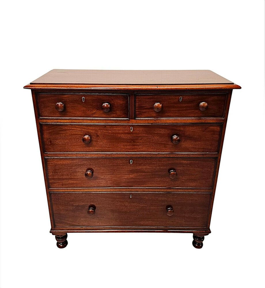 A Very Fine Irish Early 19th Century Chest Of Drawers