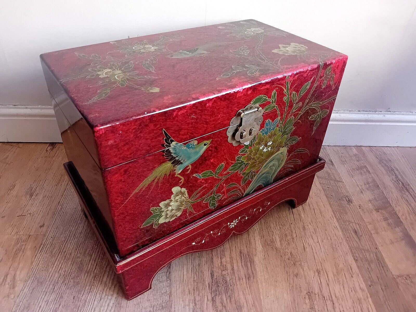 photo vintage Beautiful Mid Century Chinese Lacquered Wood Chest With Removable Stand