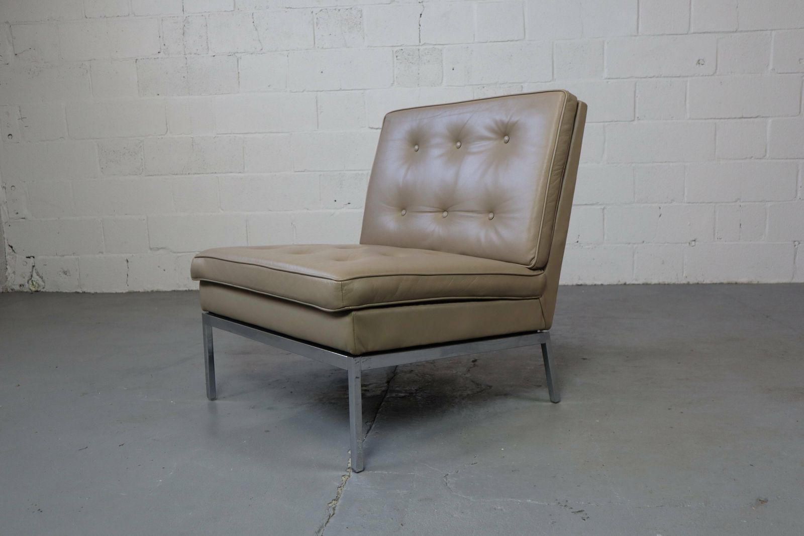 photo furniture Florence Knoll Lounge Chair, Modernist