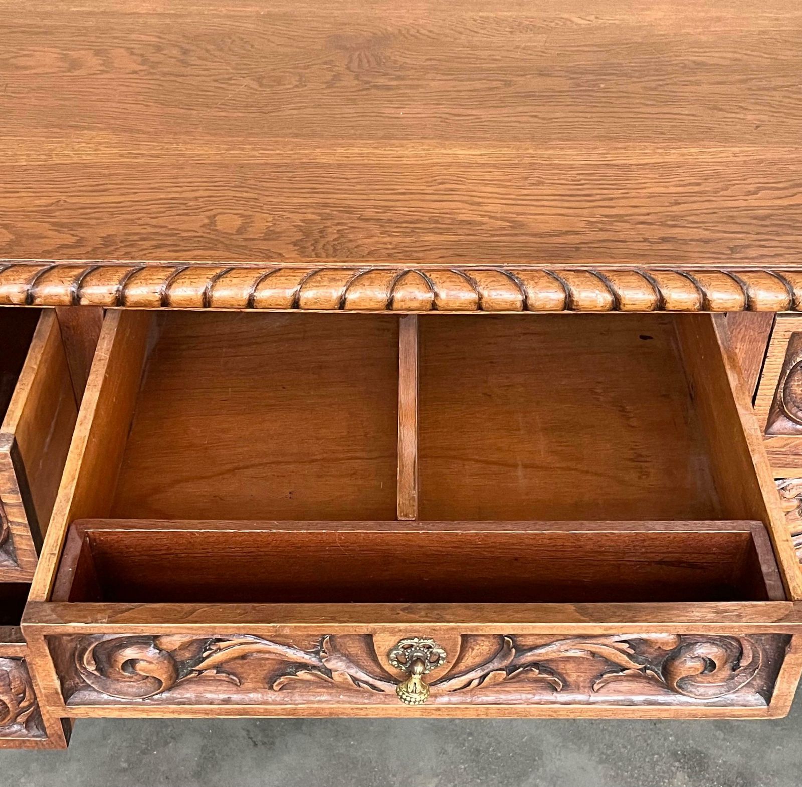 Mobilier Table de bibliothèque ou bureau baroque espagnol à deux faces en chêne, XIXe siècle photo