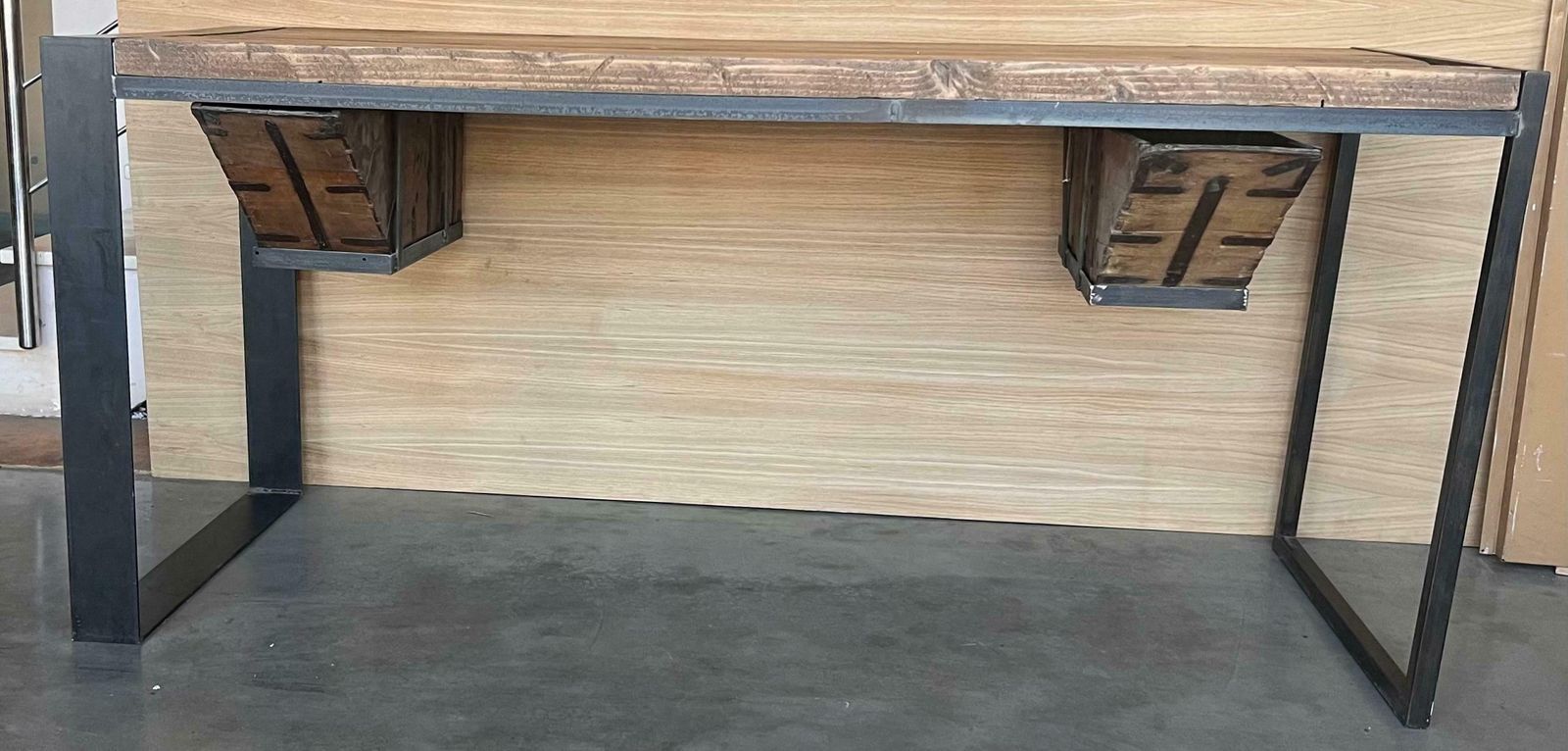 photo vintage Antique Oak Kitchen Island, Butcher Block, Industrial Work Table Cast Iron