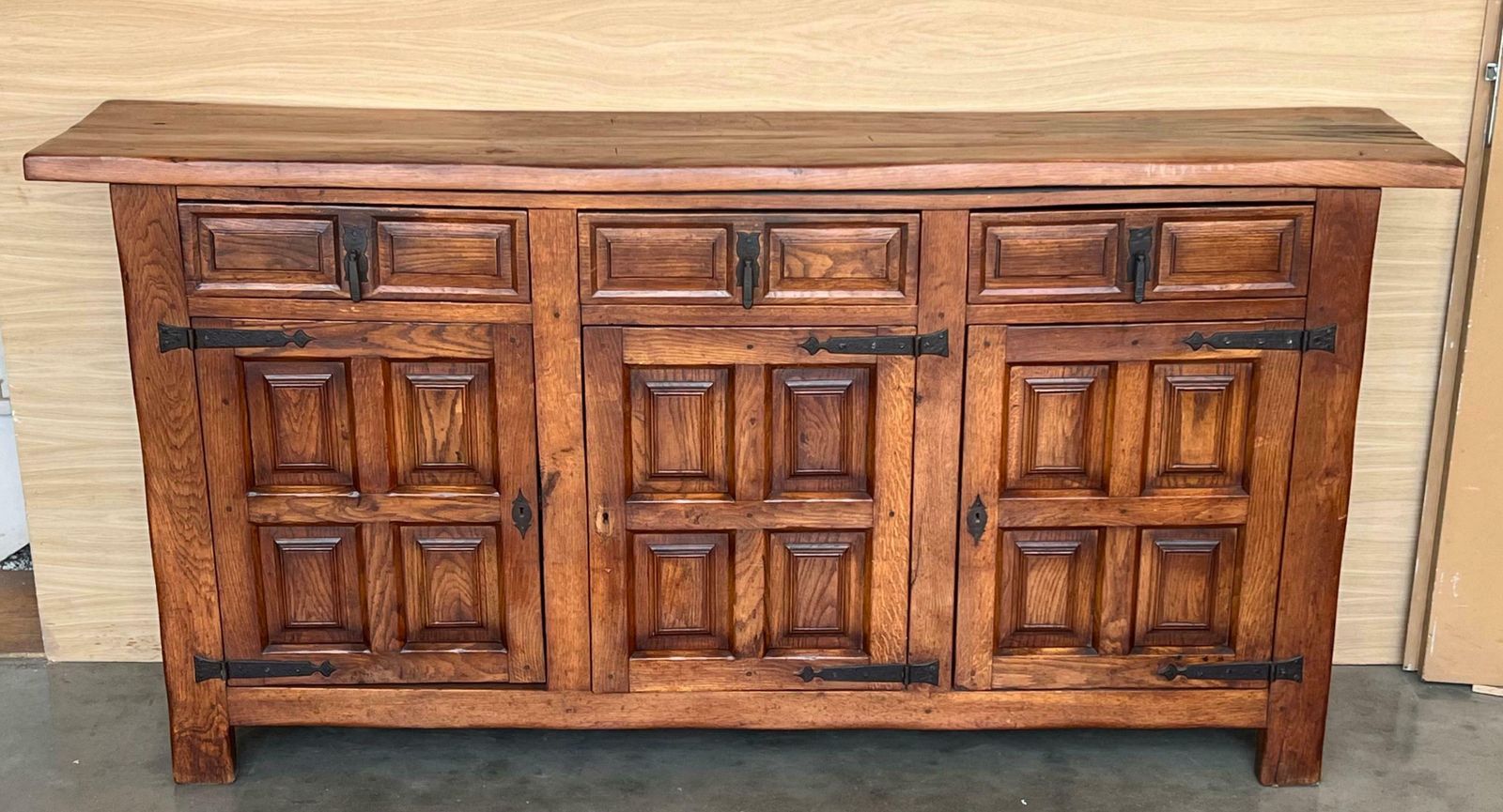 Grand buffet baroque catalan en chêne sculpté de style toscan, XIXe siècle photo Mobilier