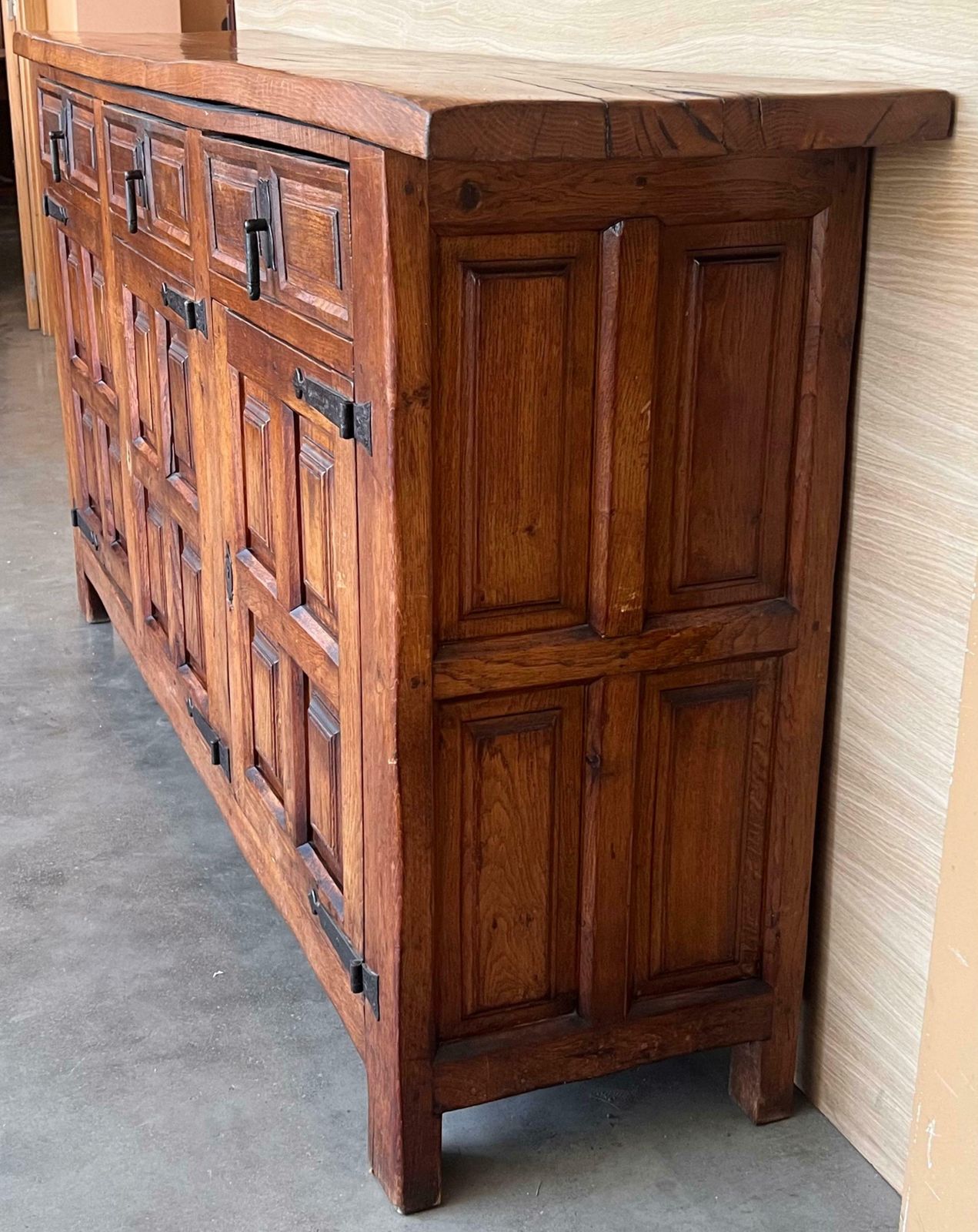photo for sale Grand buffet baroque catalan en chêne sculpté de style toscan, XIXe siècle