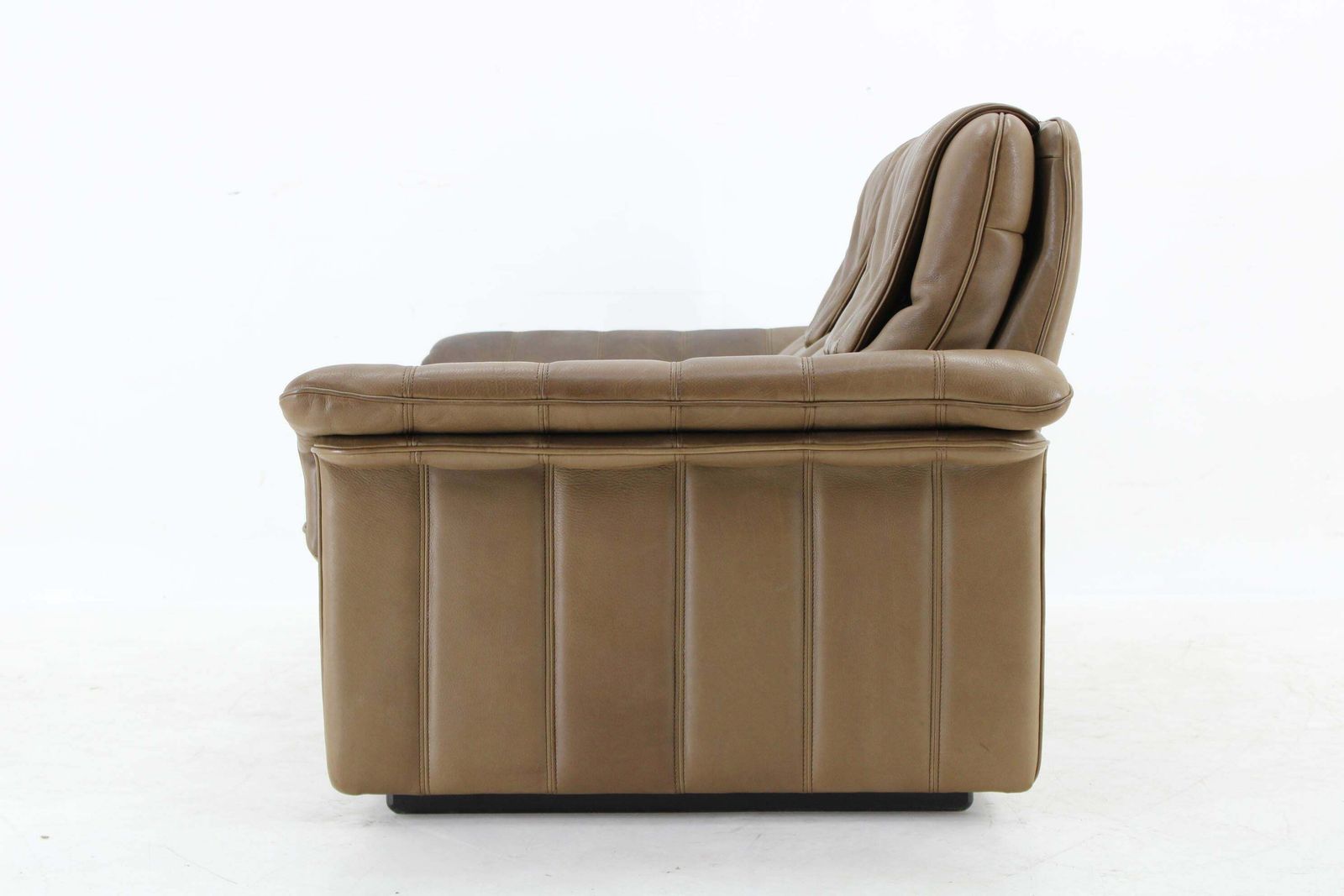 1970s De Sede Exclusive Buffalo Leather 2  Seater Sofa , Switzerland photo vinterior