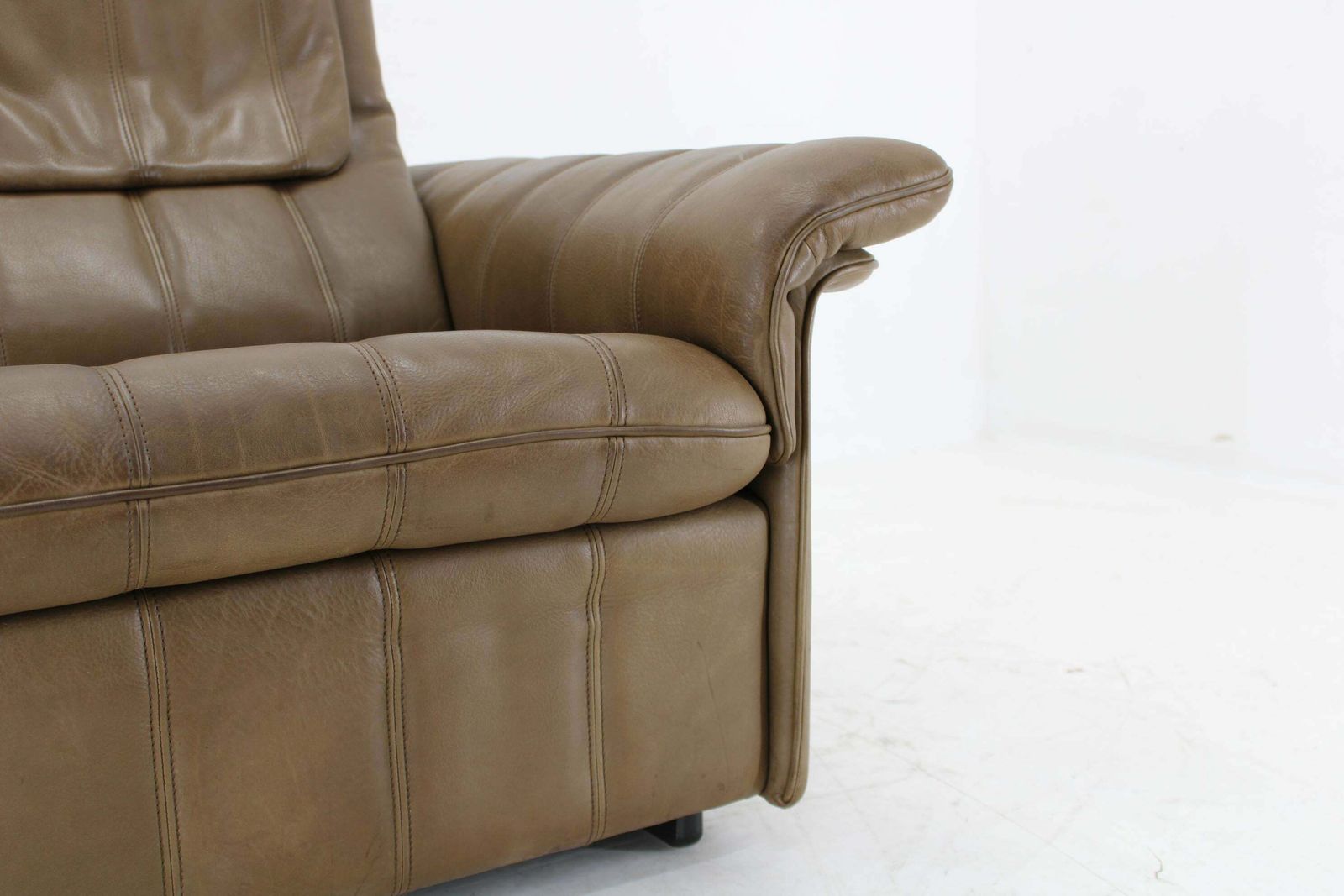 photo furniture 1970s De Sede Exclusive Buffalo Leather 2  Seater Sofa , Switzerland