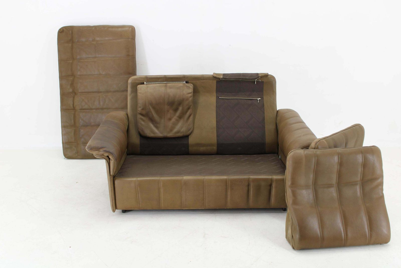 photo vinterior 1970s De Sede Exclusive Buffalo Leather 2  Seater Sofa , Switzerland