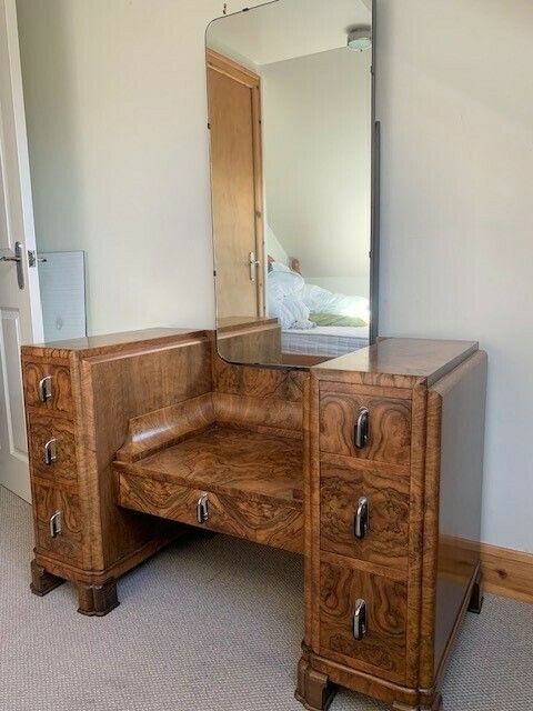 Unusual Walnut Mirrored Unit With Drawers In Excellent Condition. Suitable For A Hallway Or Dressing Room. photo Furniture