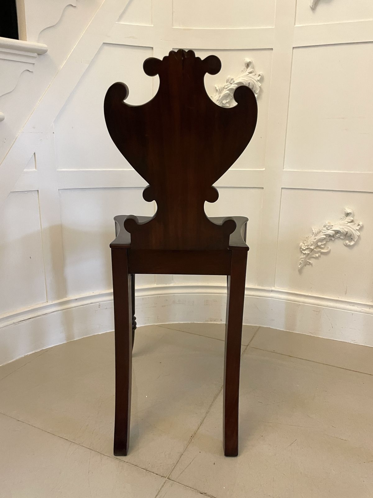 photo vinterior Outstanding Quality Pair Of Antique 19th Century Carved Mahogany Hall Chairs