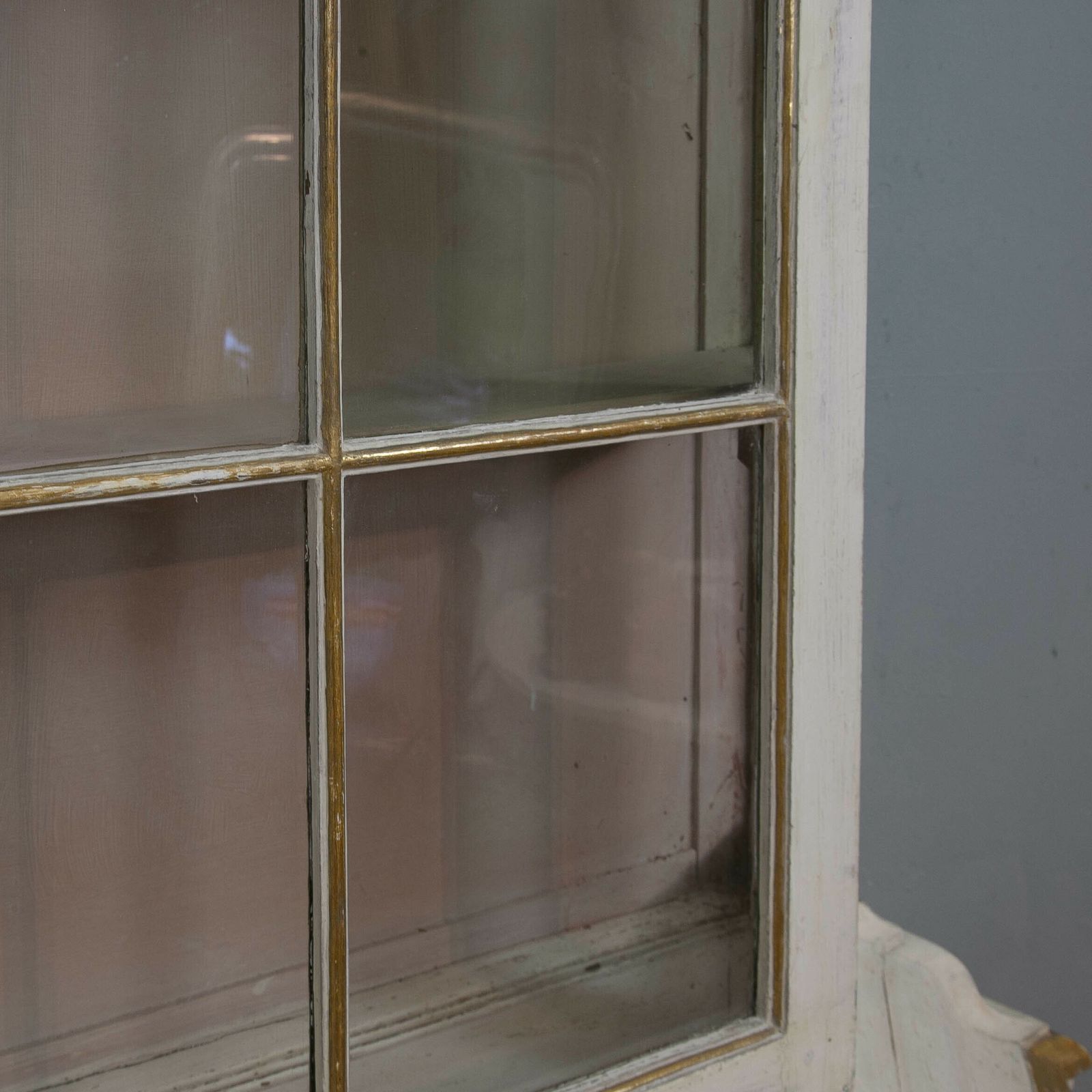 Painted Vitrine photo vinterior