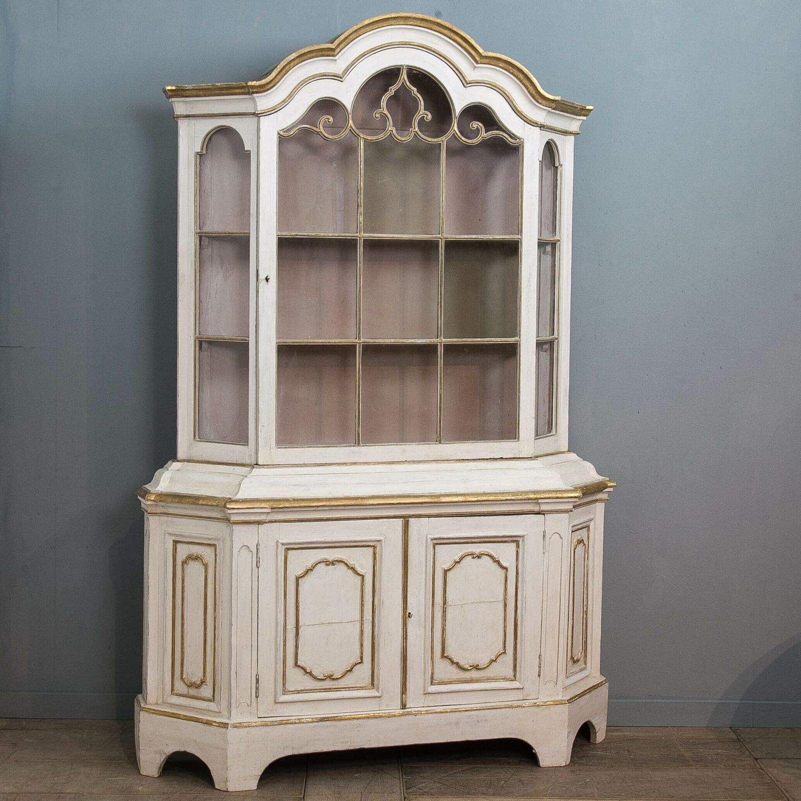 Painted Vitrine photo vintage