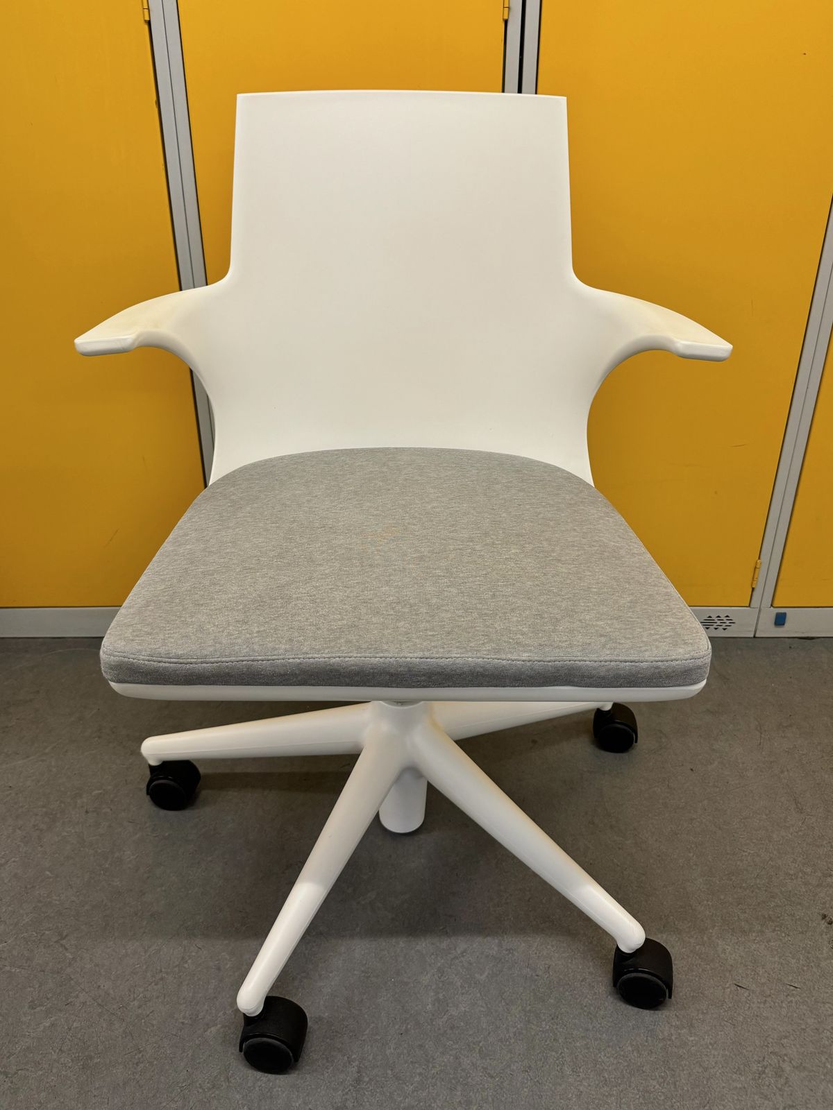 Spoon Chair By Kartell Designed By Philippe Starck photo furniture