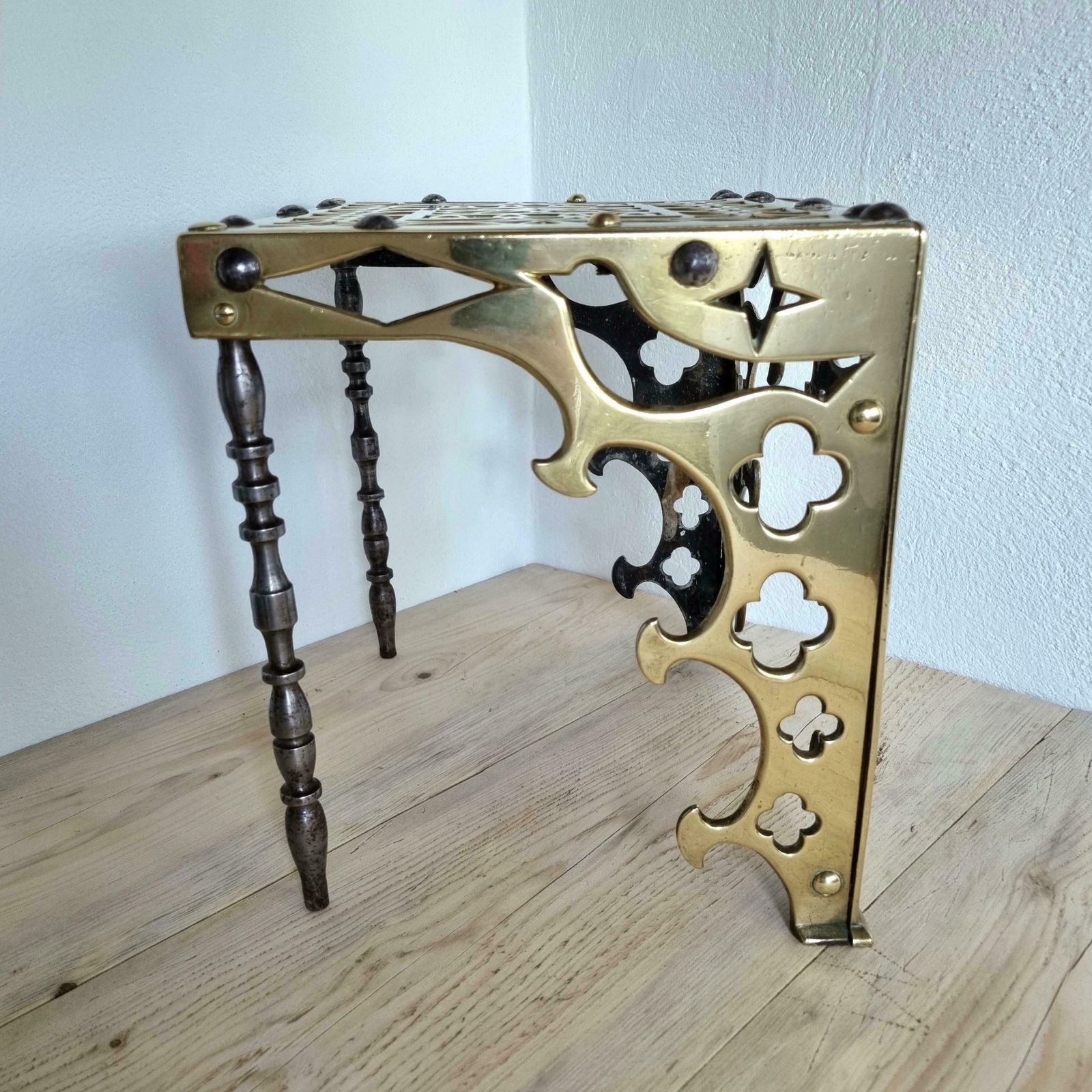 A Beautiful And Exceptional 'Gothic Revival' Brass Footman Trivet Of Very Heavy Gauge Brass & Steel Construction. photo vinterior