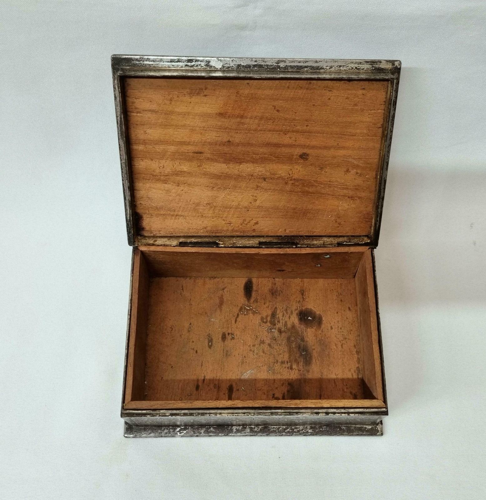 A Beautiful Antique Indian Koftgari Ware Oxidised Steel Box Finely And Profusely Inlaid With Gold And Silver, From The Punjab Region. photo vinterior