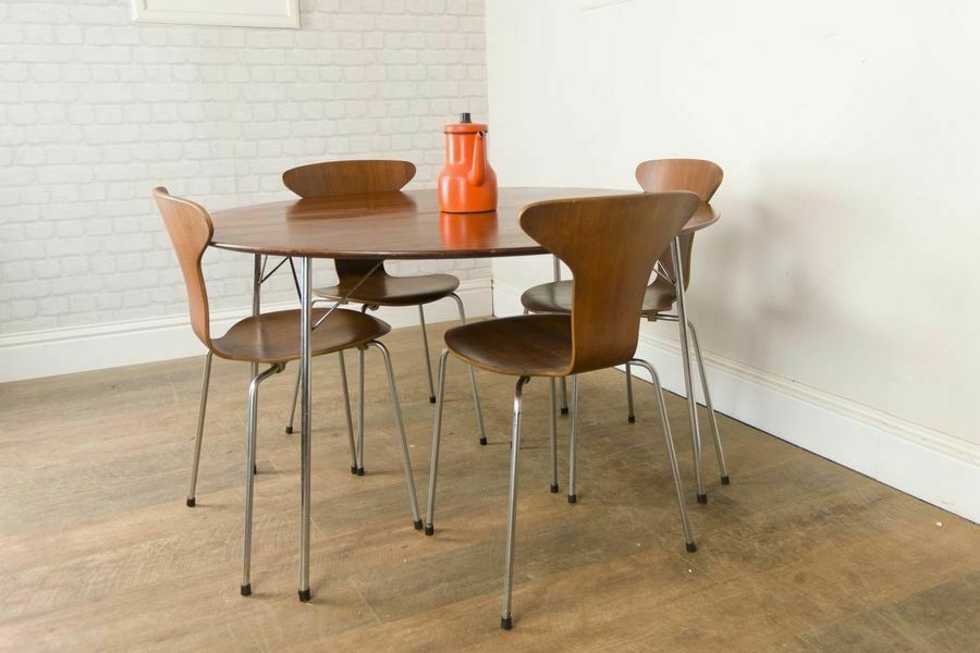 photo furniture Vintage Fritz Hansen Teak Table And 4 'Mosquito' Chairs