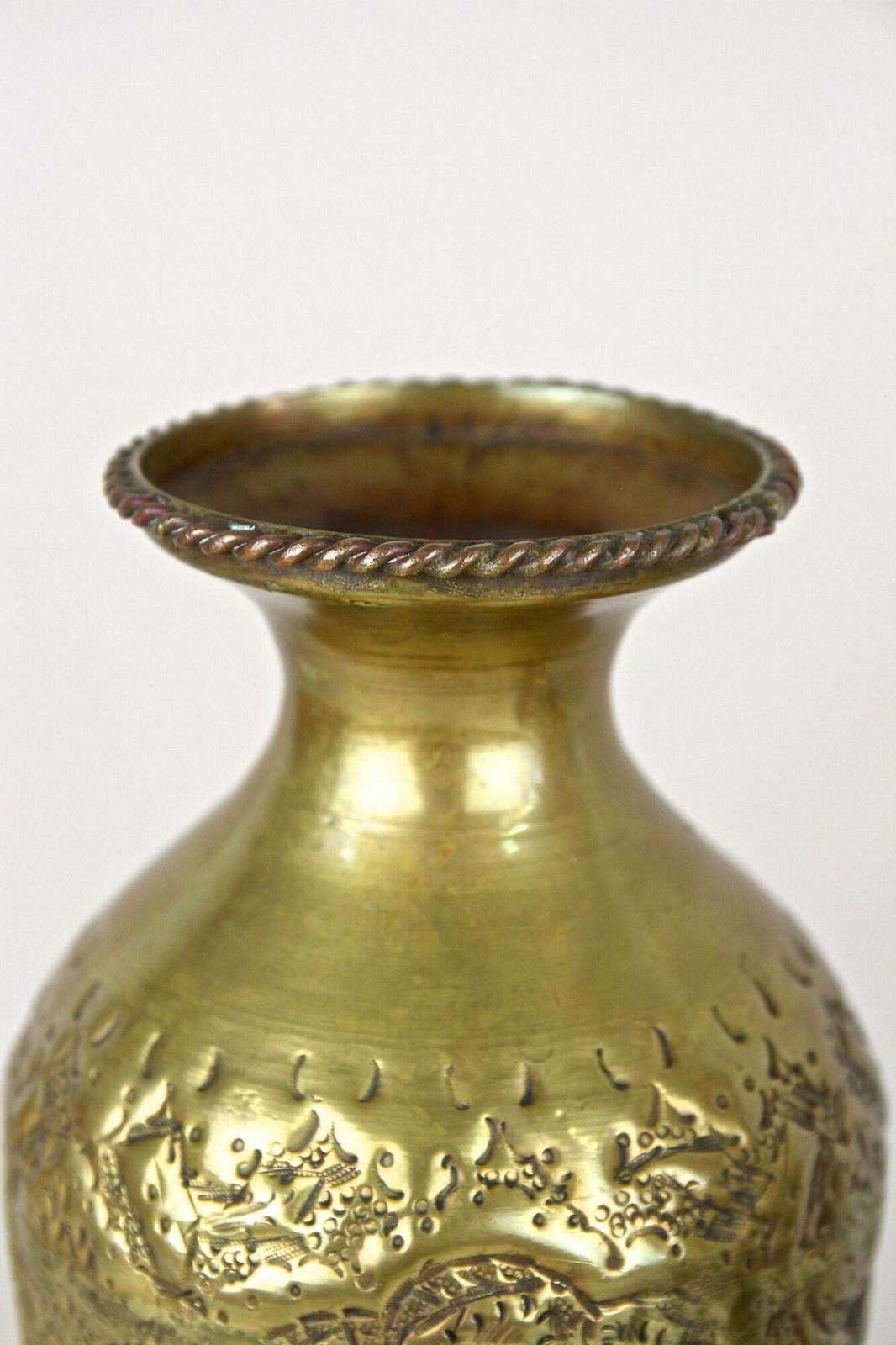 photo vinterior Pair Of 19th Century Biedermeier Chased Brass Vases, Austria Ca. 1860