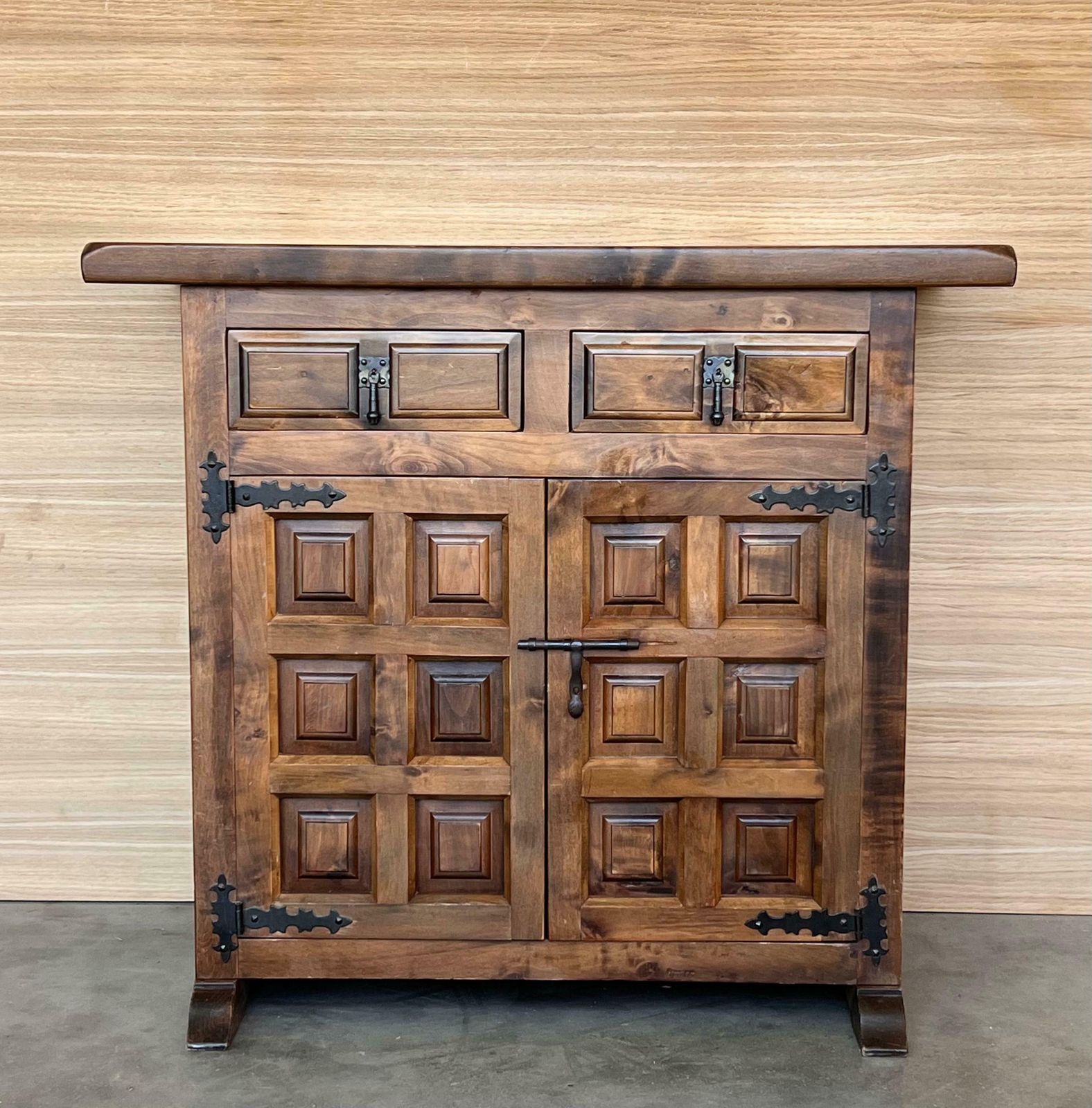 Buffet baroque espagnol à deux tiroirs en noyer sculpté, XIXe siècle photo furniture