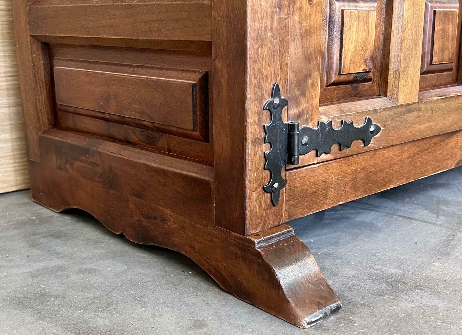 Mobilier Buffet baroque espagnol à deux tiroirs en noyer sculpté, XIXe siècle photo