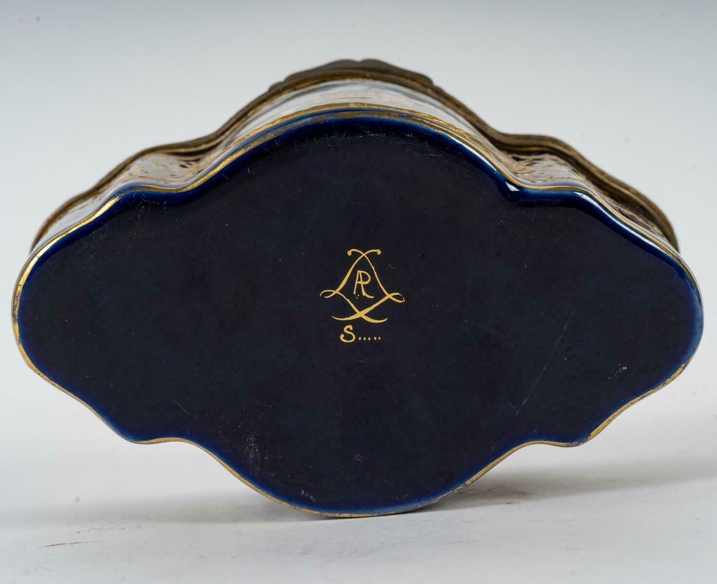 Small 19th Century Napoleon III Period Sèvres Porcelain Box. photo vinterior