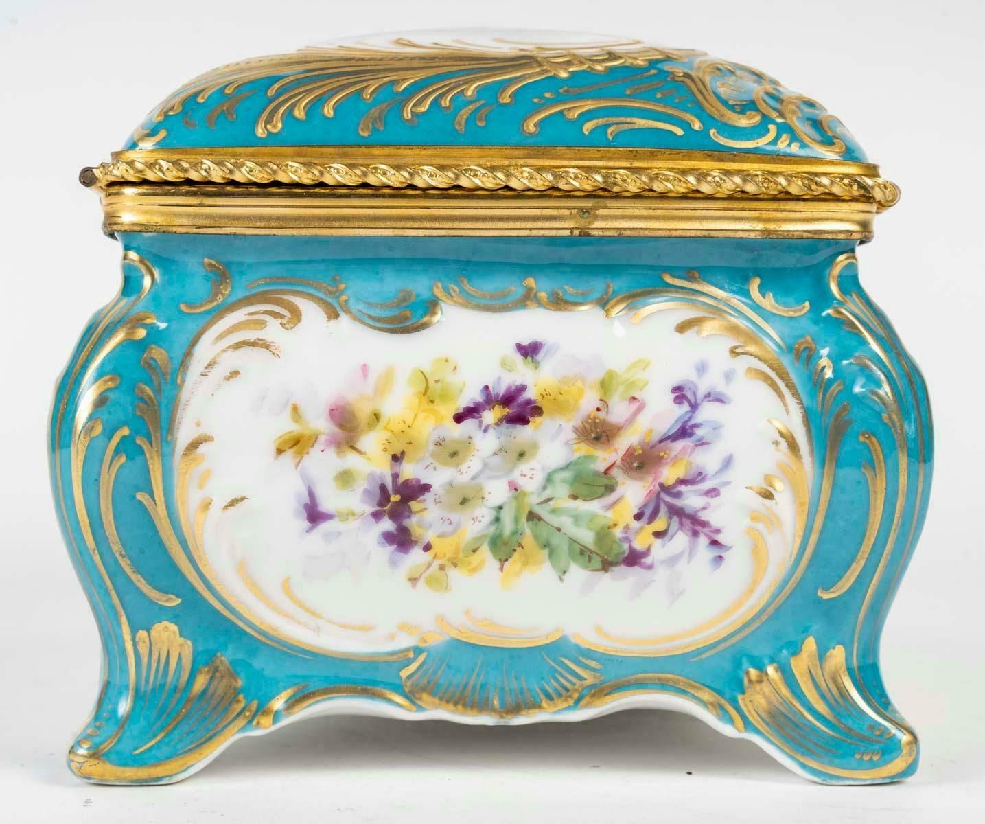 Sèvres Porcelain Box, Gilt Brass Mounting, 19th Century, Napoleon III Period. photo vinterior