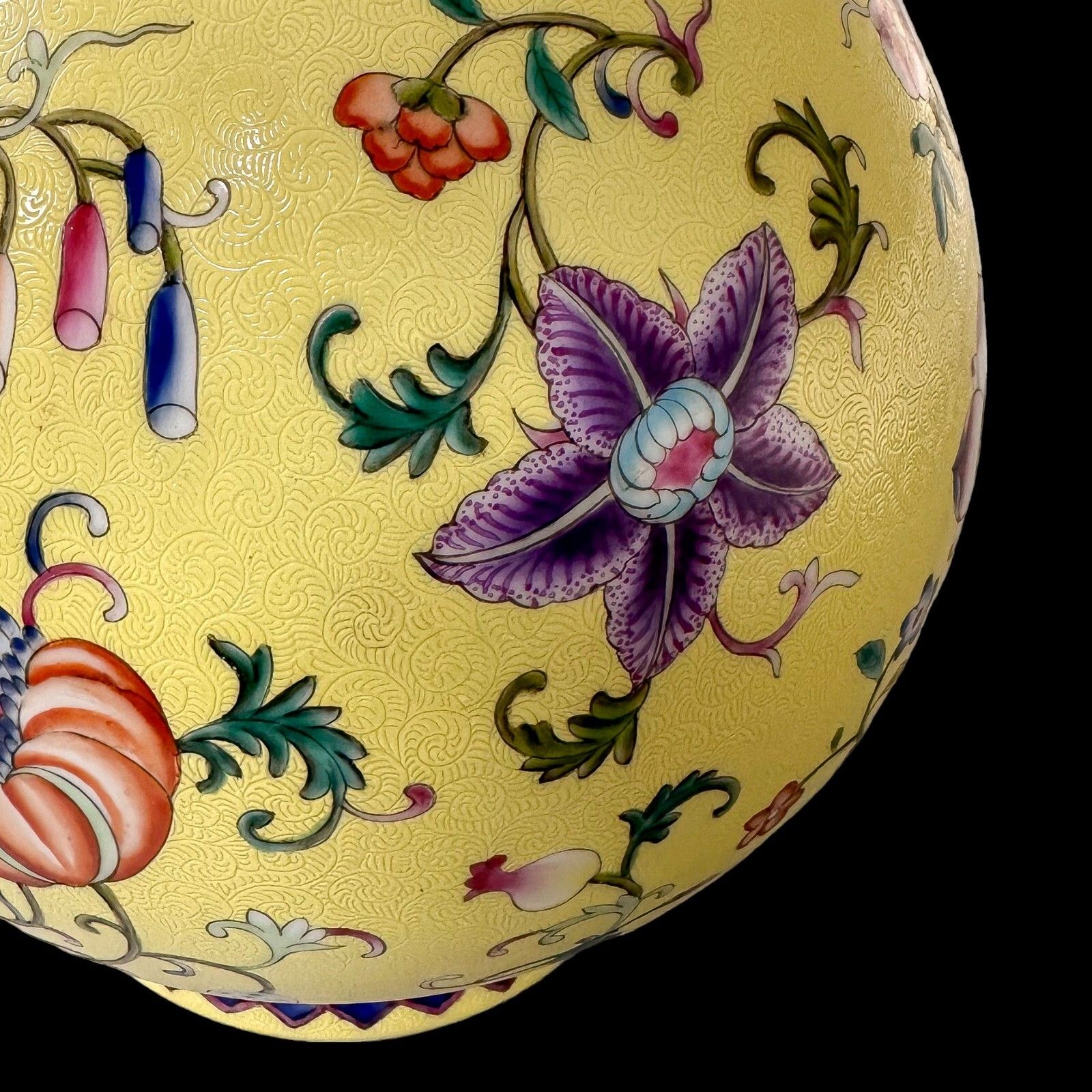 photo vinterior Antique Chinese Guangxu Yellow Ground Yangcai Floral Yuhuchunping Porcelain Vase