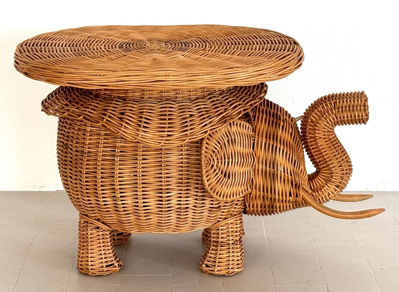 Italian Elephant Side Table In Wicker By Vivai Del Sud, 1970s photo 950.0