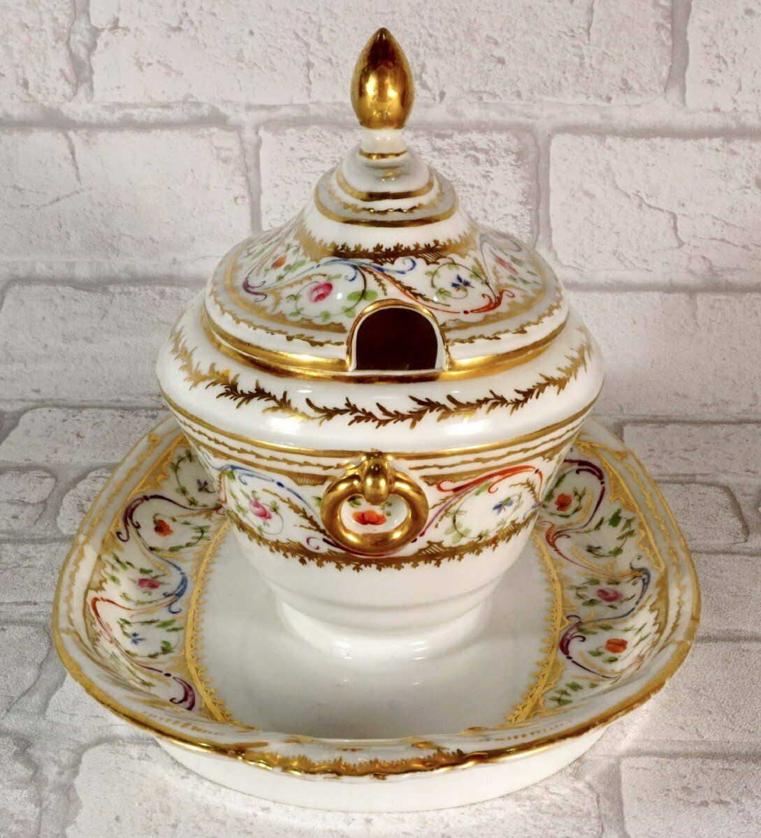 Sugar Bowl And Its Lid In Paris Porcelain   Attributed To The Manufacture Of The Duke Of Angouleme photo 662.0