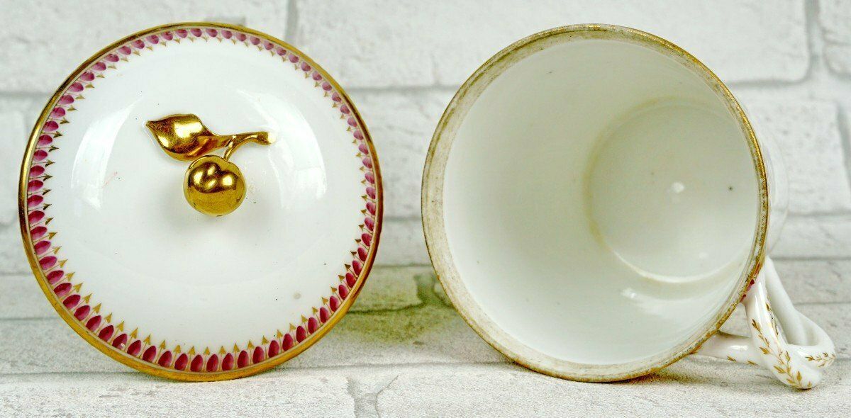 photo furniture Covered Trembleuse Cup And Saucer In Paris Porcelain   Late 18th Century