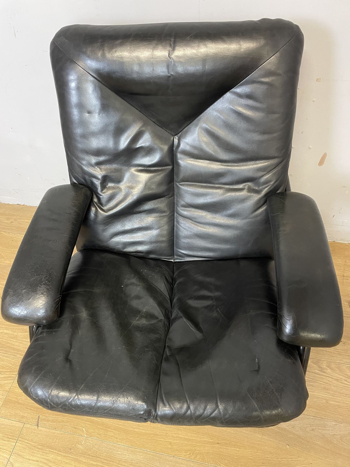 575.0 Mid Century Leolux Graphite Leather Swivel Chair photo