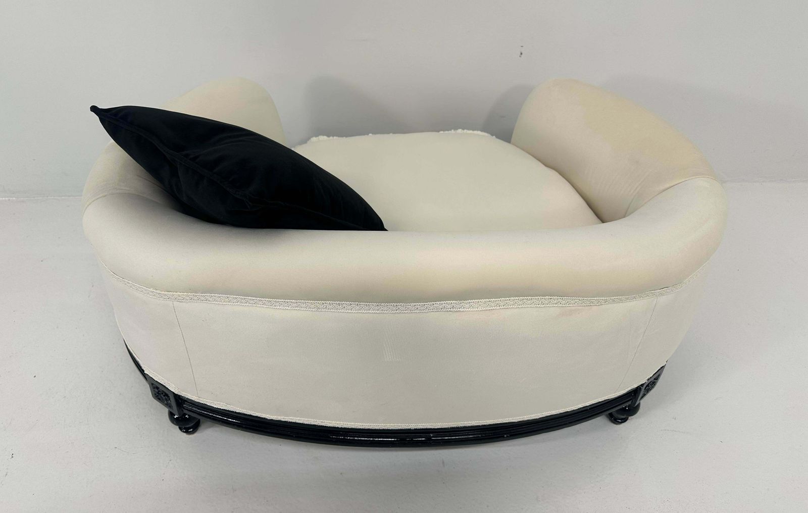 photo furniture Louis XVI Style Dog Kennel, Black Lacquer And White Velvet
