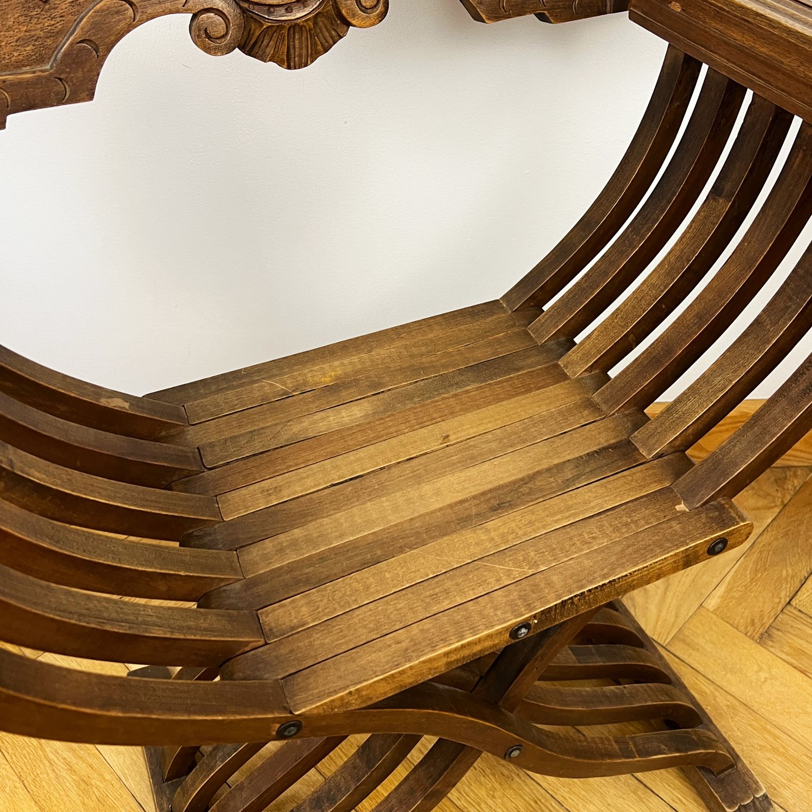 photo for sale Antieke Savonarola Stoel, Florentijns Renaissance Interieur, Gesneden Houten Fauteuil