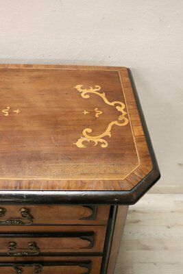 photo furniture Antique Chest Of Drawers In Inlaid Walnut, 17th Century