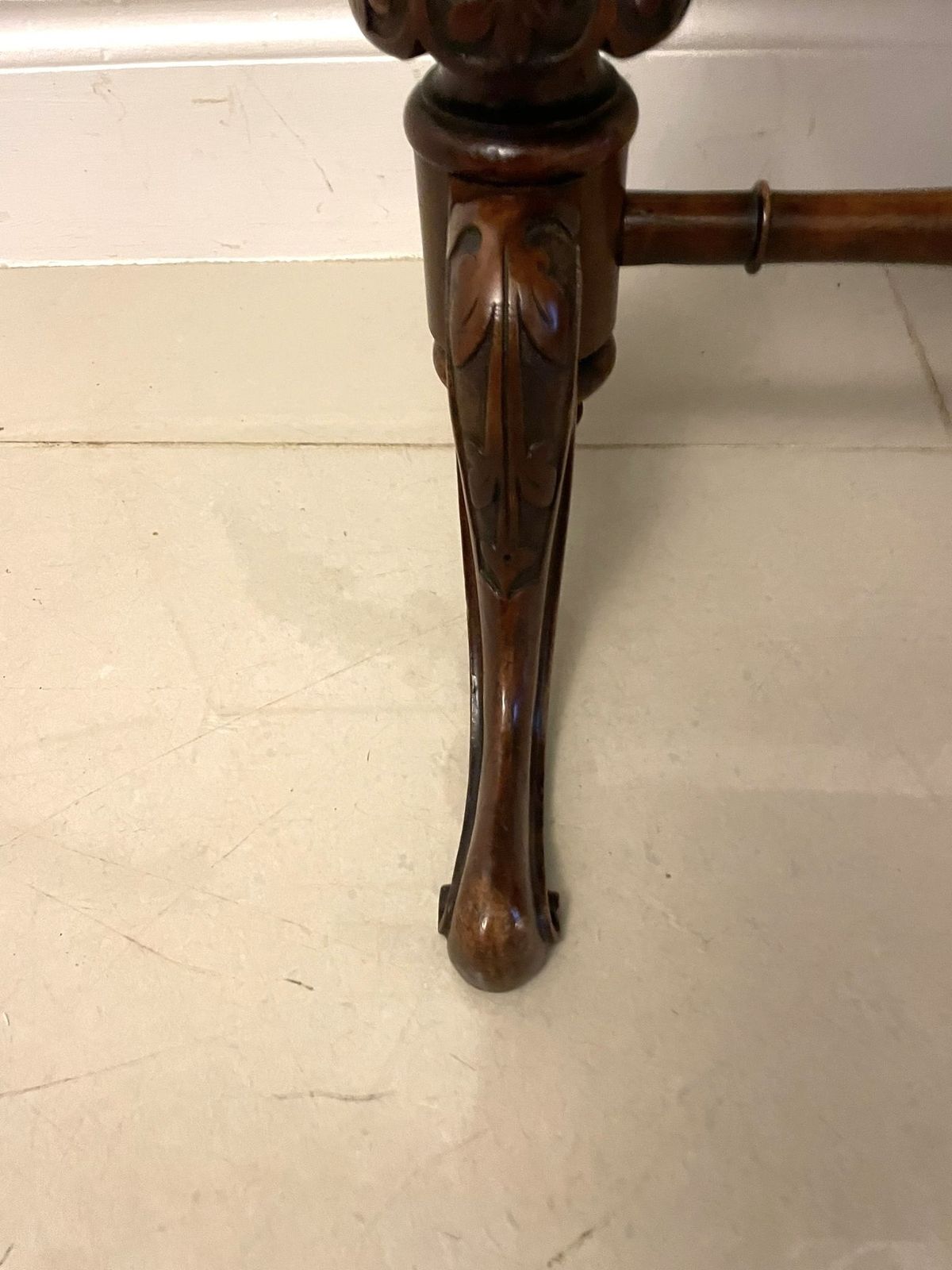 photo furniture Antique 19th Century Quality Burr Walnut Freestanding Side Table