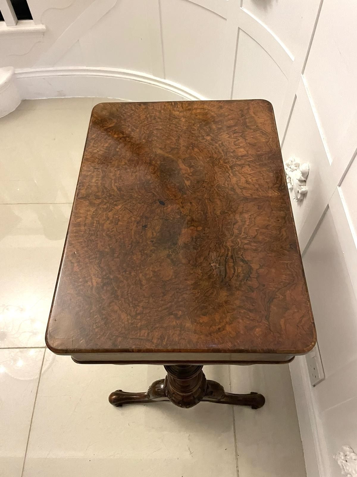 photo vintage Antique 19th Century Quality Burr Walnut Freestanding Side Table