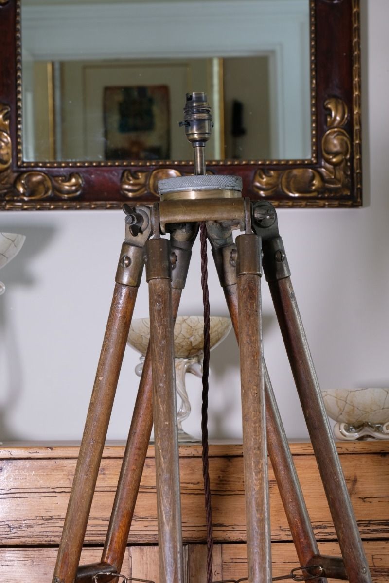 photo vintage Standard Lamp In A Military Surveyor Style