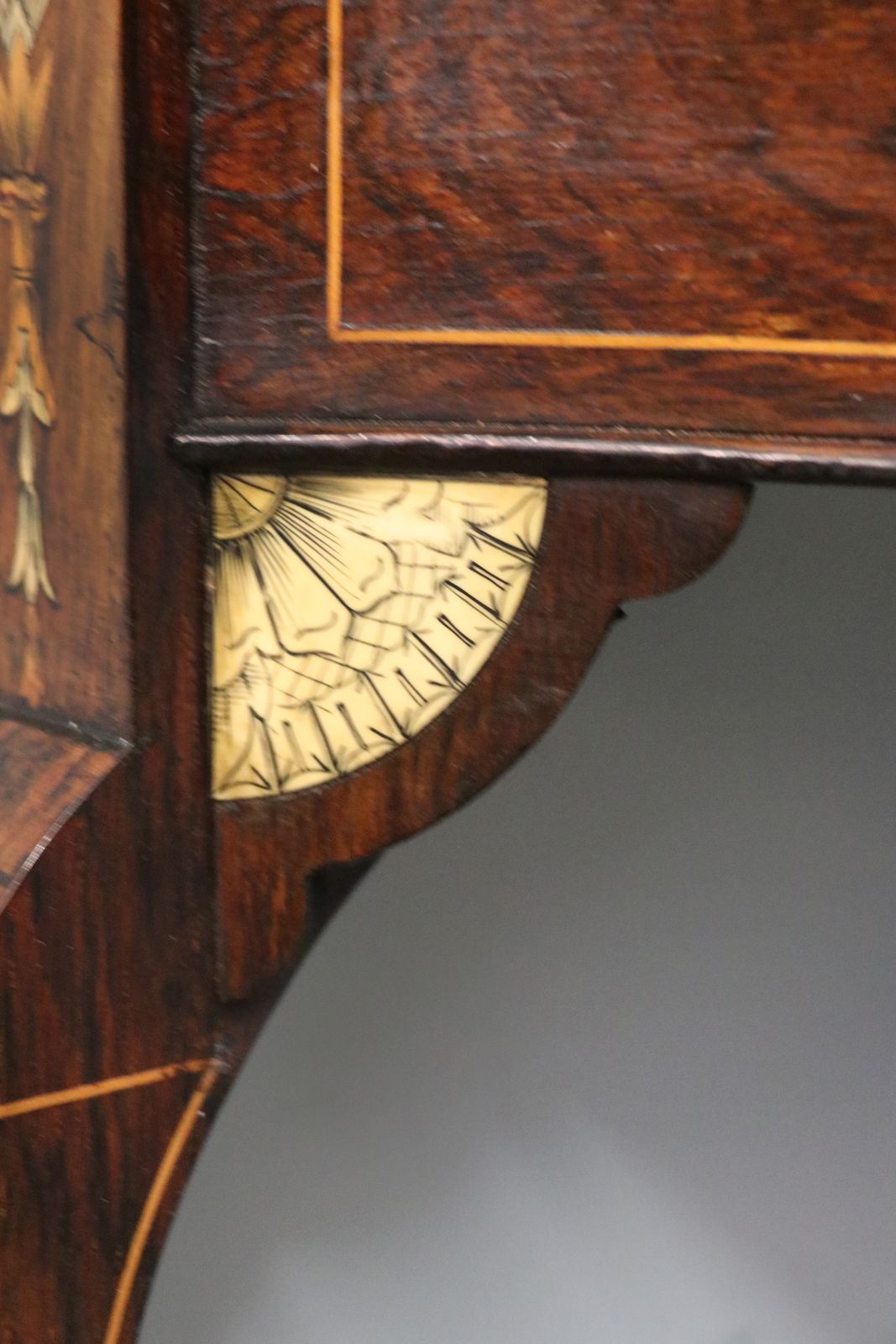 photo vinterior A Lovely Early 20th Century Sheraton Revival Hardwood Corner.