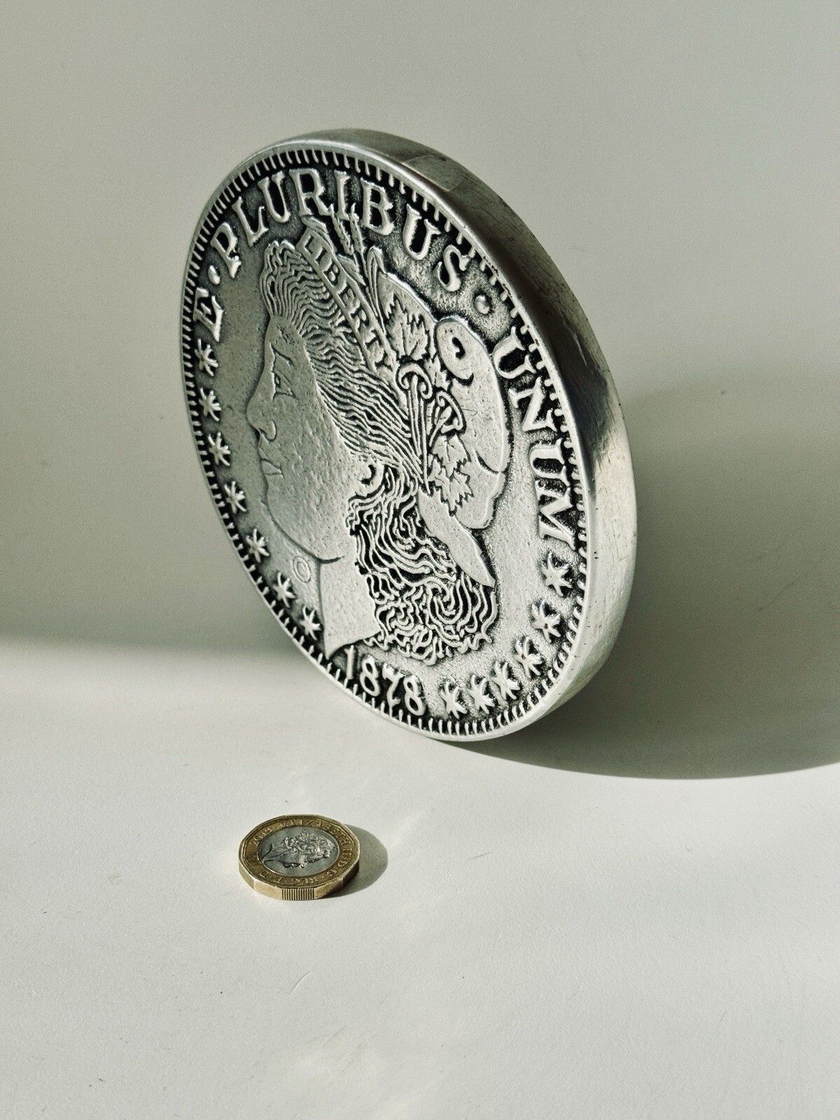 photo vinterior Vintage Rwp Wilton Replica Of An 1878 Morgan Dollar Liberty Double Sided Trivet