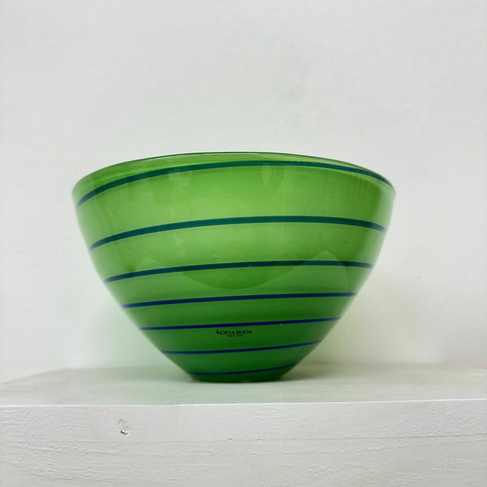 Anna Ehrner Voor Kosta Boda Epoque Green Stripe Schaal photo for sale