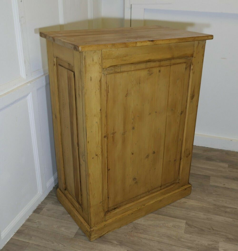 Hotel Restaurant Reception Hostess Greeting Station, Greeter In Pine photo buy