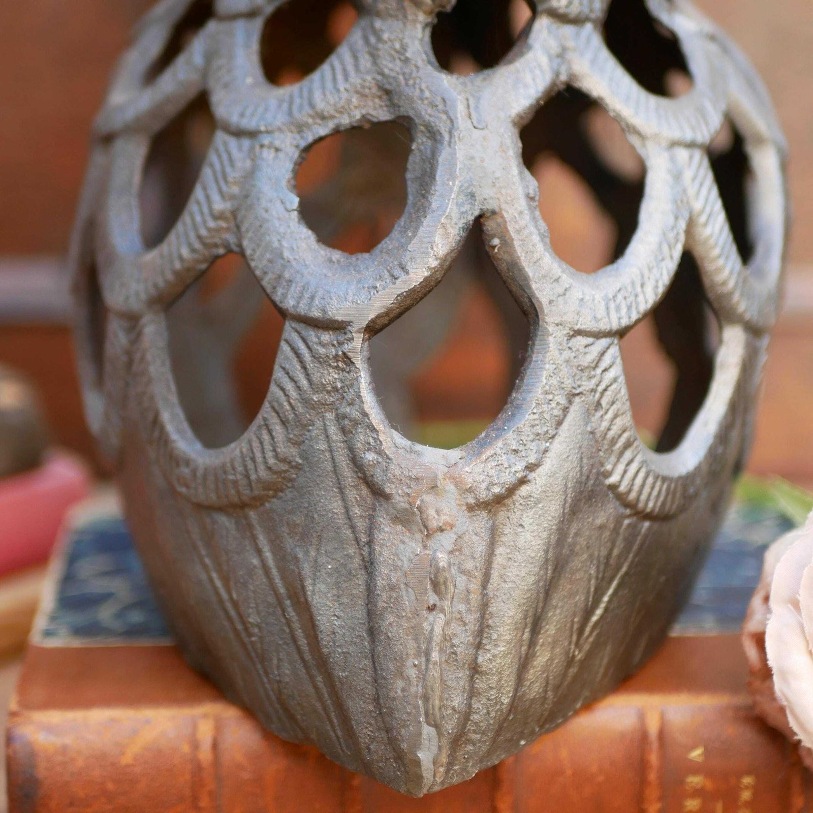 Japanese Antique Cast Iron Parrot Lantern Garden Hanging Candle Holder Patio Light Decorative Garden Lighting photo vinterior