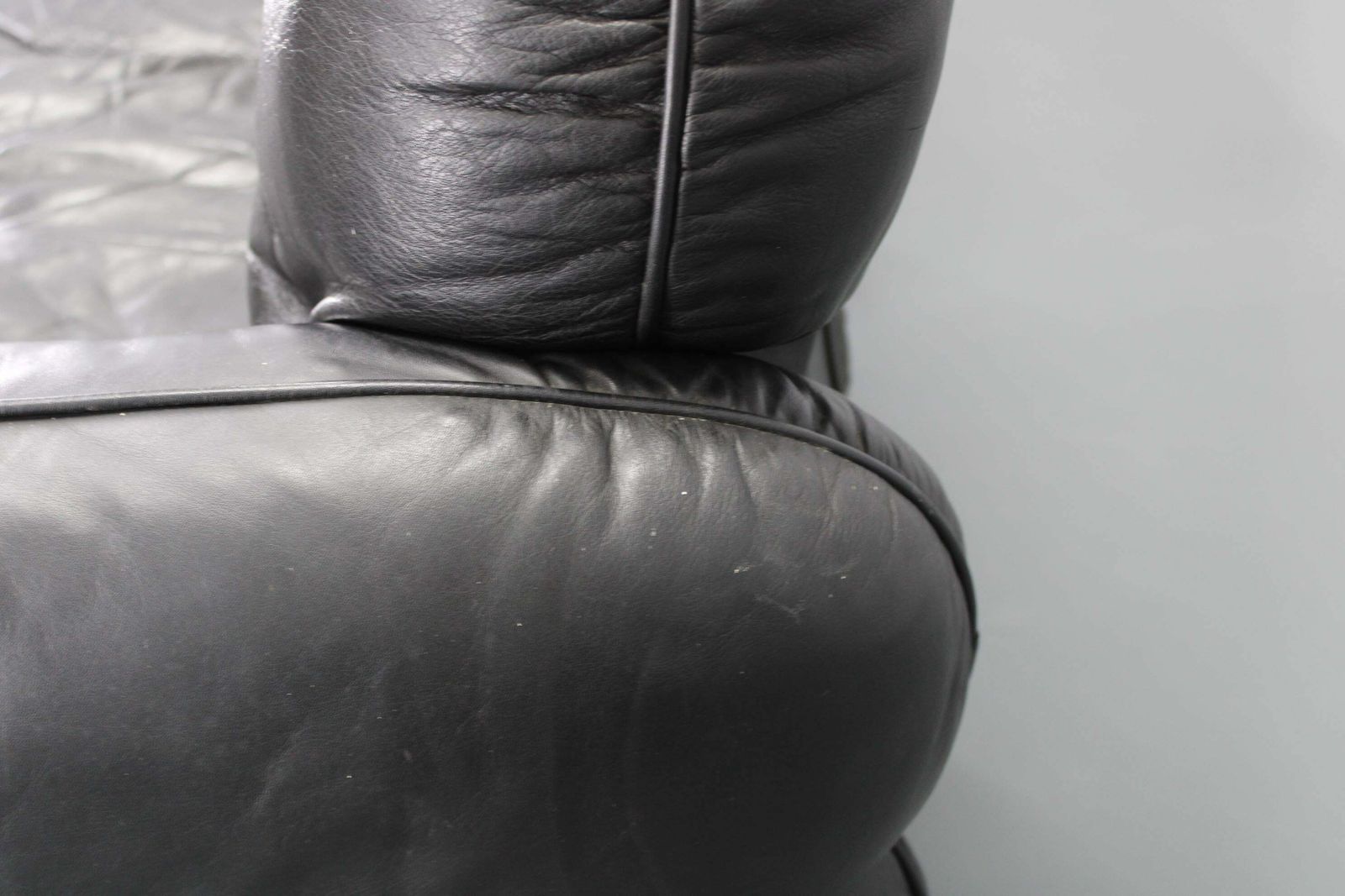 photo vinterior 1970 Kurt Hvitsjö Rare “Hannibal” Black 3  Seater Sofa For Isku, Finland