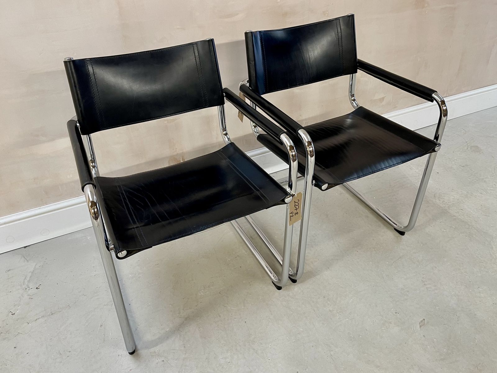photo vintage Pair 2 Dining Visitor Occasional  Black Leather S34 Cantilever Bauhaus 2 Dining Chairs By Mart Stam & Marcel Breuer  Fasem Matching Set Of Two