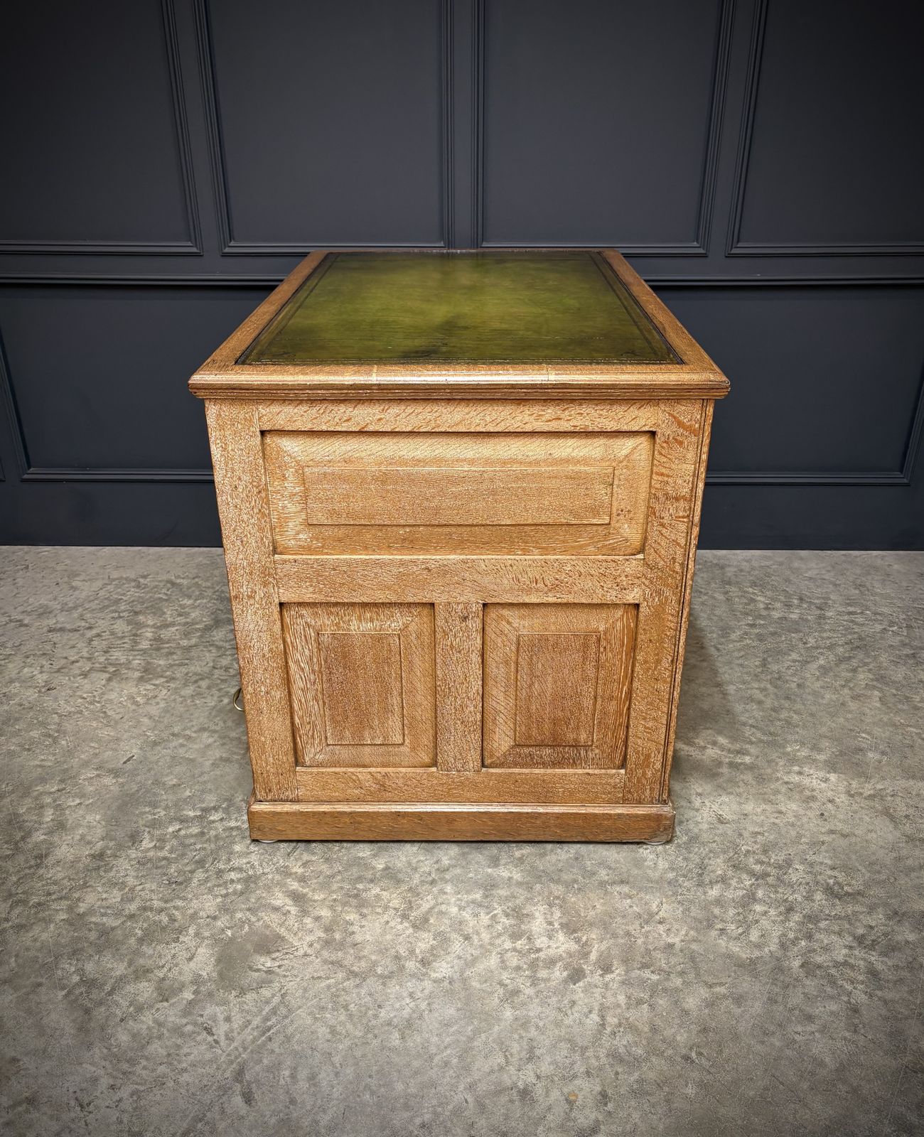 1565.0 Freestanding Oak Kneehole Desk photo