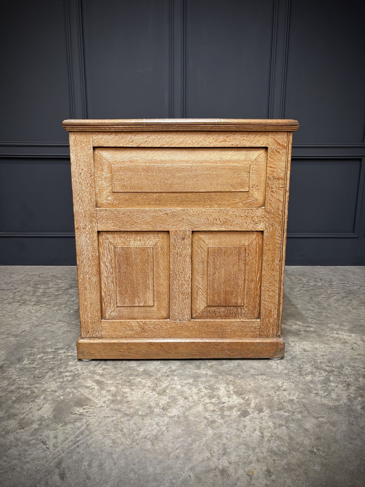 photo vintage Freestanding Oak Kneehole Desk