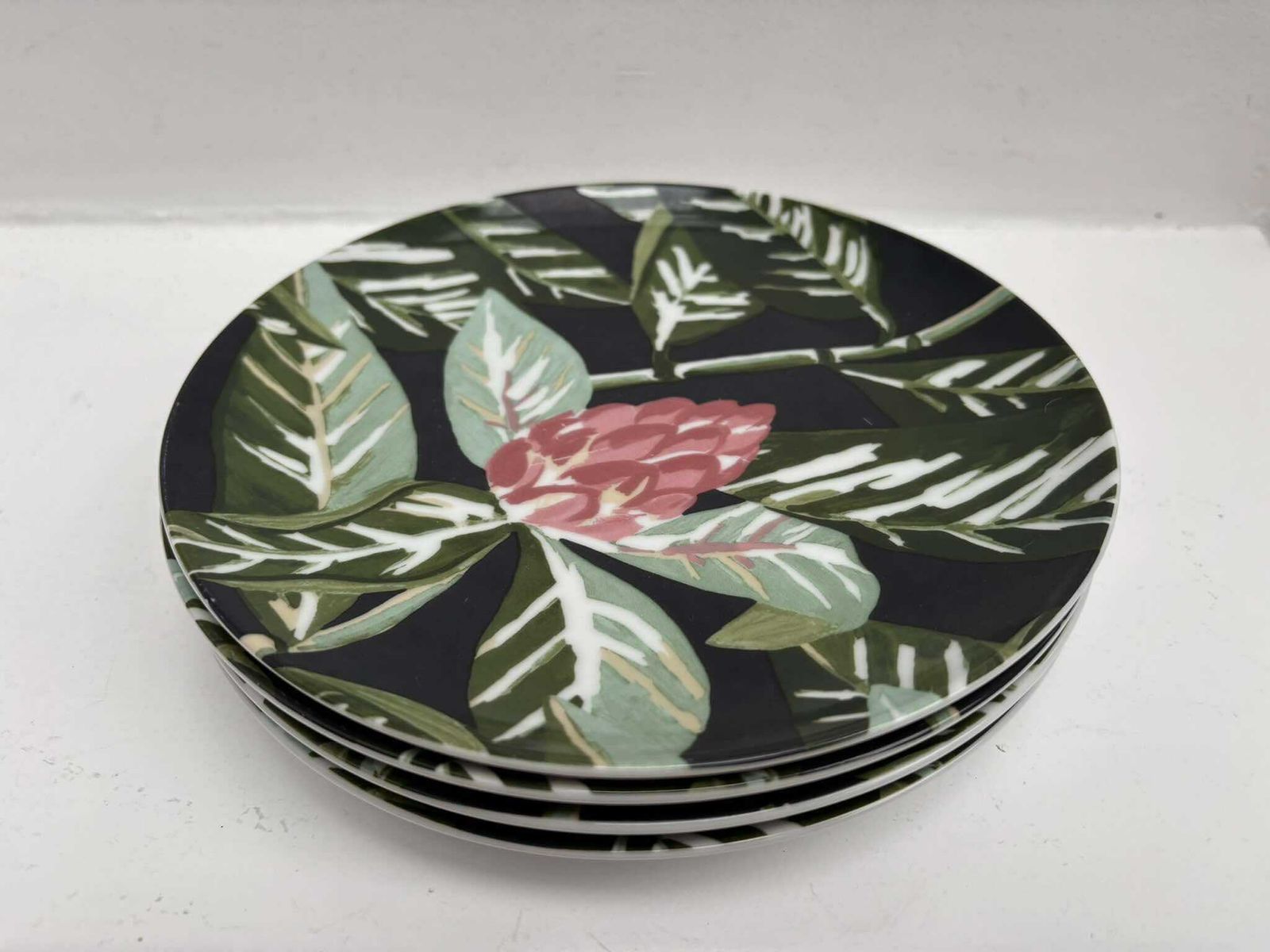 photo furniture Set Van 4 Dessertborden Monoprix – Entremets, Cake, Kaas, Entree, Salade – Zwart Groen Jungle Bloemen Tropisch Decor