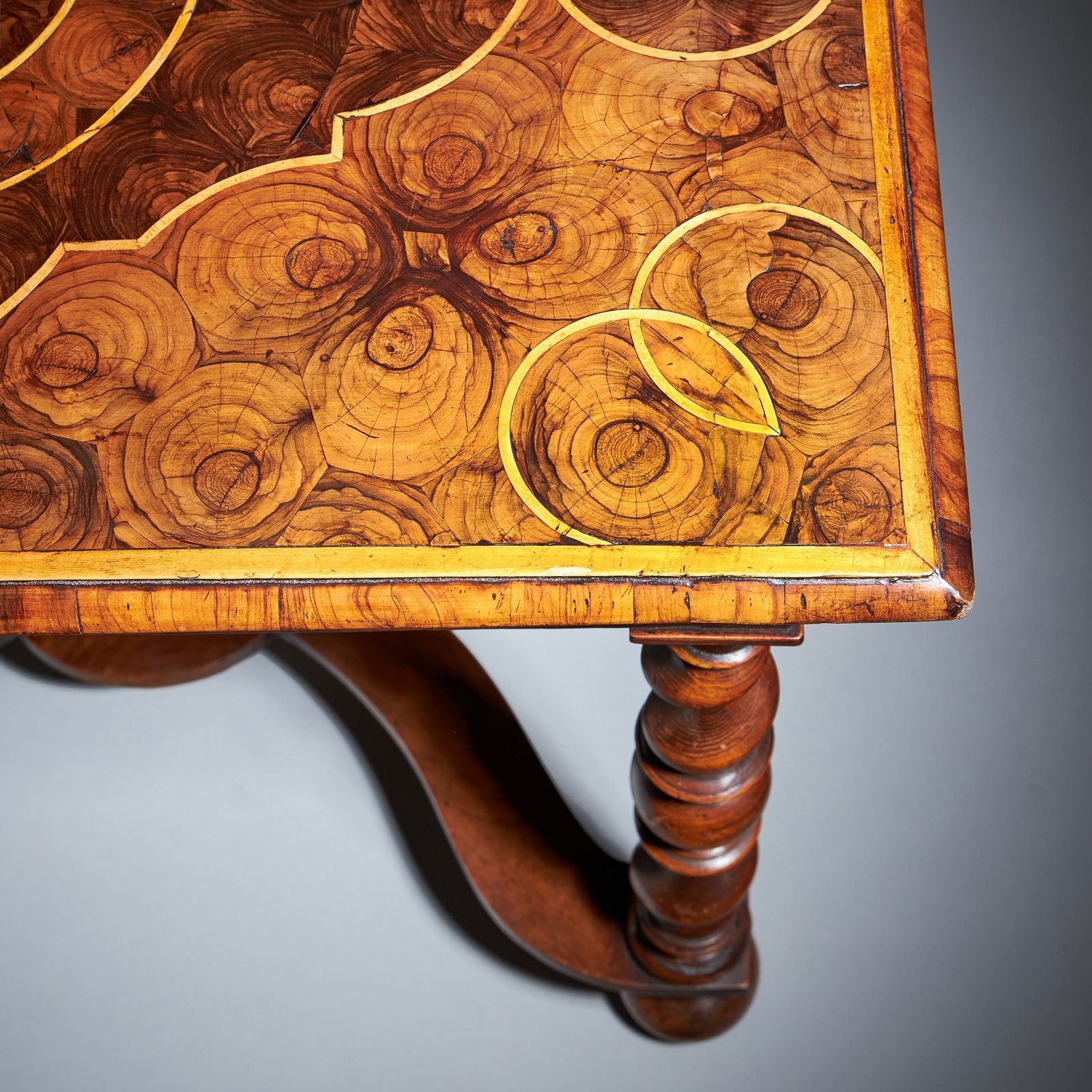 photo vinterior A Fine And Rare 17th Century William And Mary Olive Oyster Table, Circa 1680 1700. England