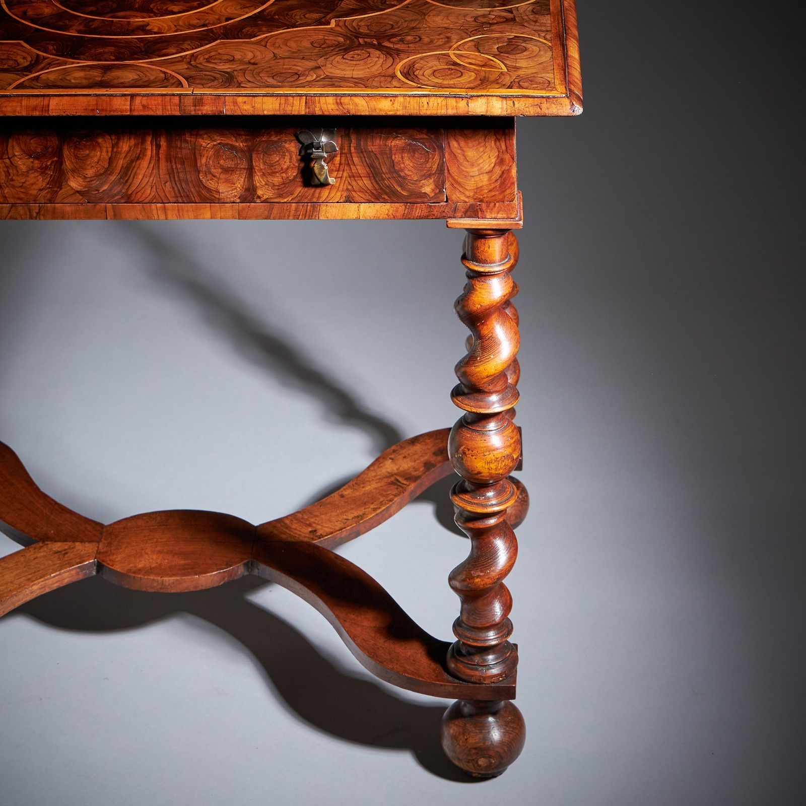photo vintage A Fine And Rare 17th Century William And Mary Olive Oyster Table, Circa 1680 1700. England